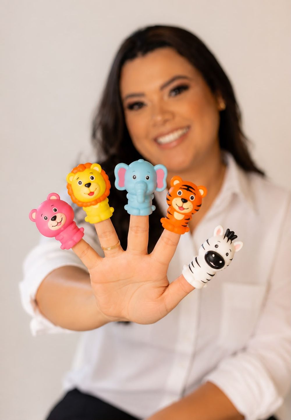 Thaís Fernandes com fantoches de animais nos dedos